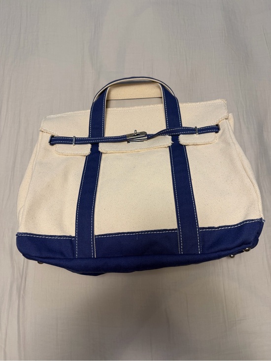 Other - Viral Boatkin Bag in Navy Cream Color